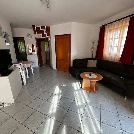 Emma アパート バラトンフェニヴェシュ