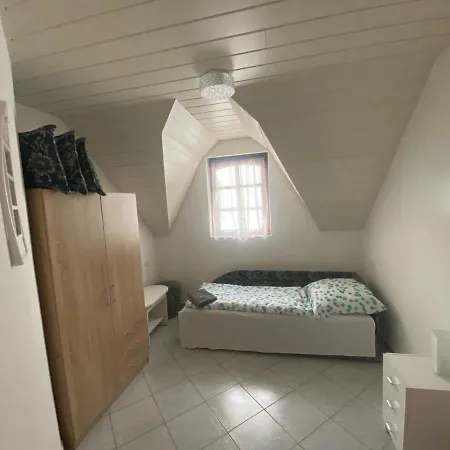 Emma アパート バラトンフェニヴェシュ