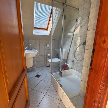 Emma アパート バラトンフェニヴェシュ