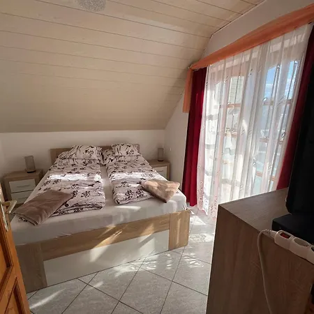 Emma バラトンフェニヴェシュ